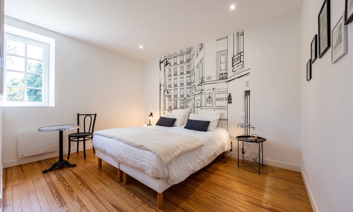 Puybarban Bed & Breakfast | Paris Room – Artistic Nostalgia