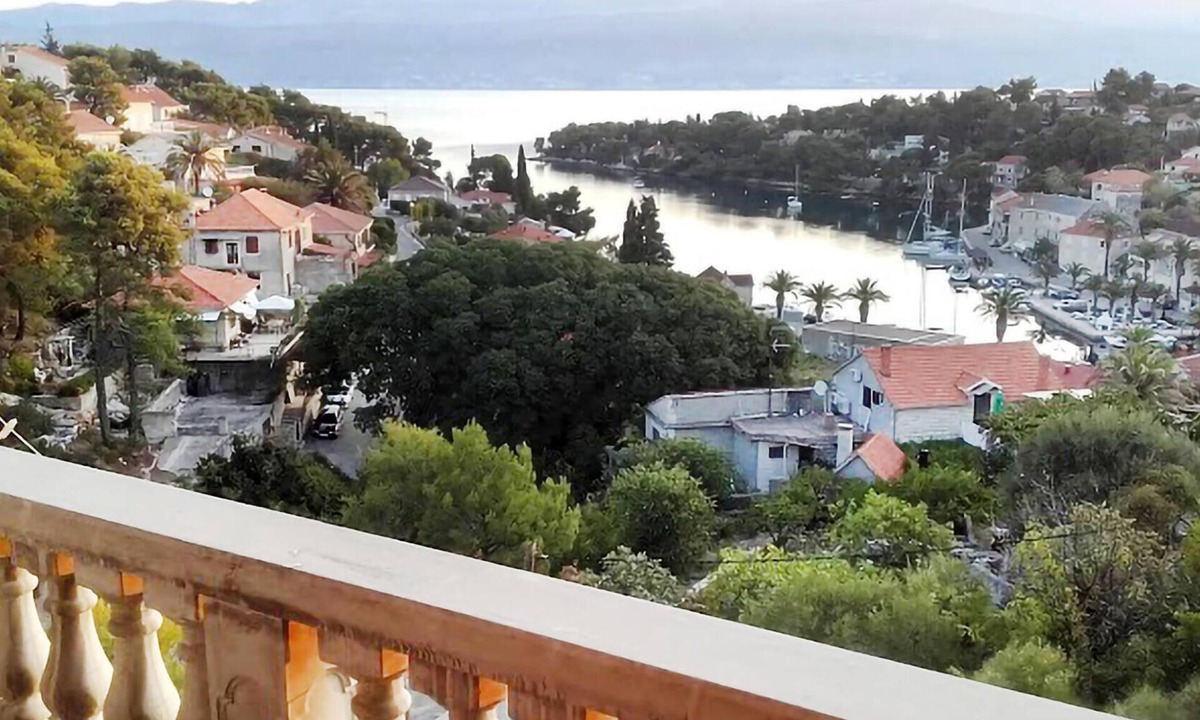 Splitska Apartment | Pet friendly apartment in Supetar-Splitska