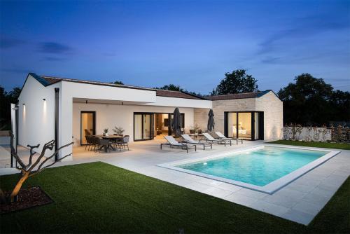 Loborika Villa | Premium Year-Round Poolside Villas