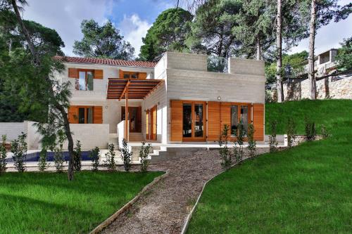 Rogac Villa | Private luxury Villa BIANCO on Solta for up to 10 persons, heated pool, free parking, very close to the beach! FREE Kajak & Mountainbikes, GREAT living area & privacy!