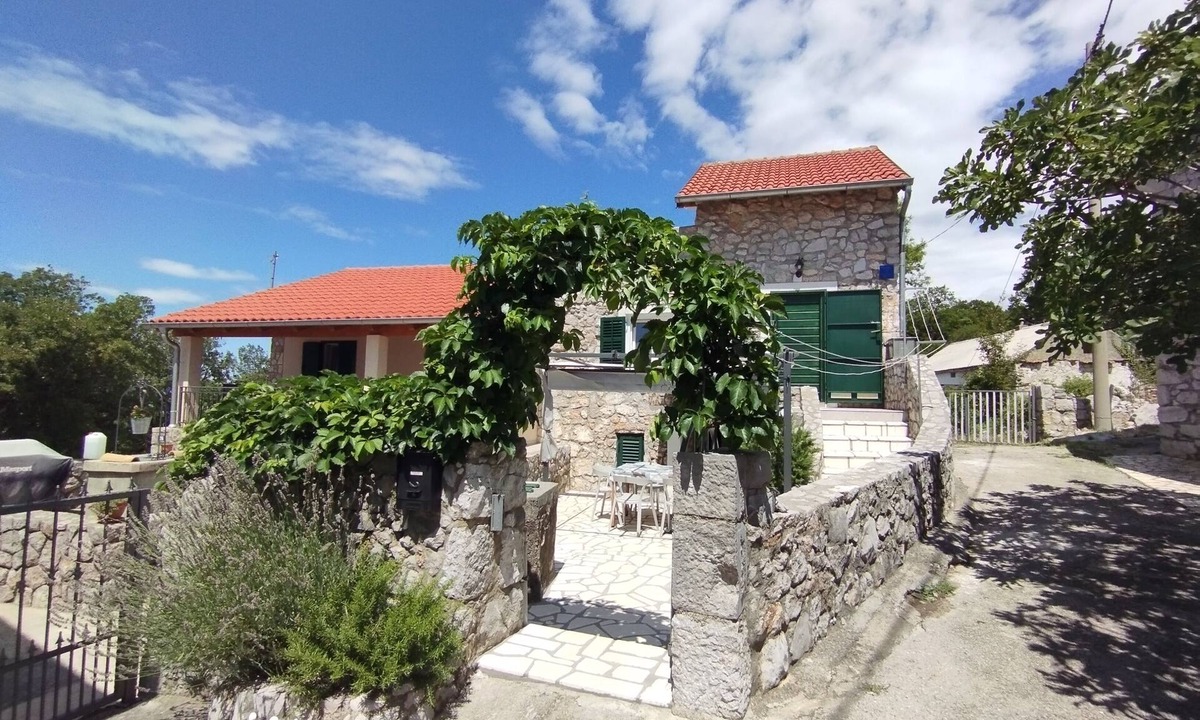 Novi Vinodolski Cottage | Quiet cottage in old village near the sea