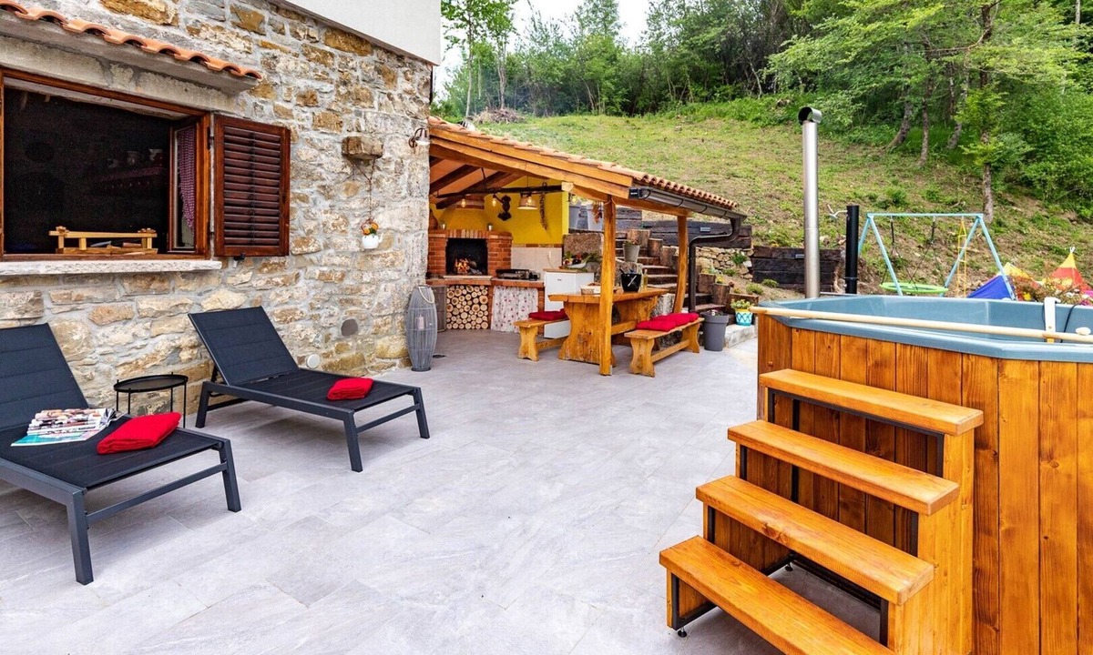 Lanisce House | Raspor House with hot tub