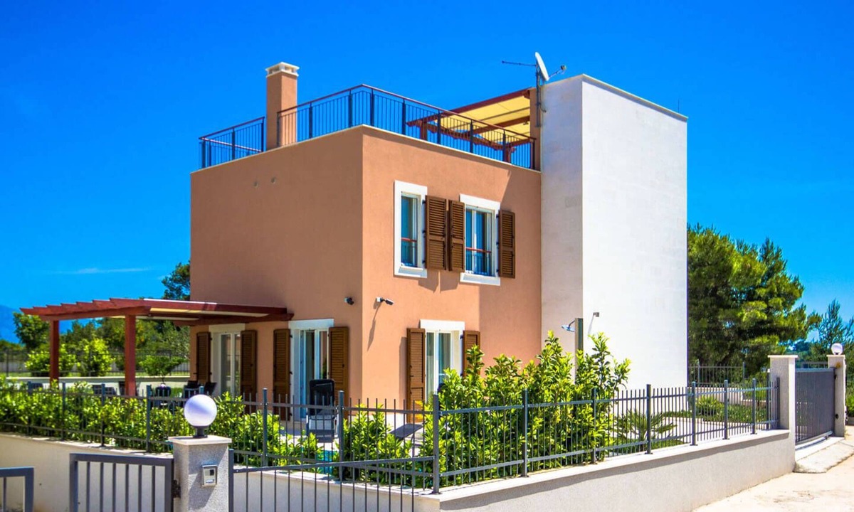 Splitska Villa | Romantic villa — 10 min from the beach!