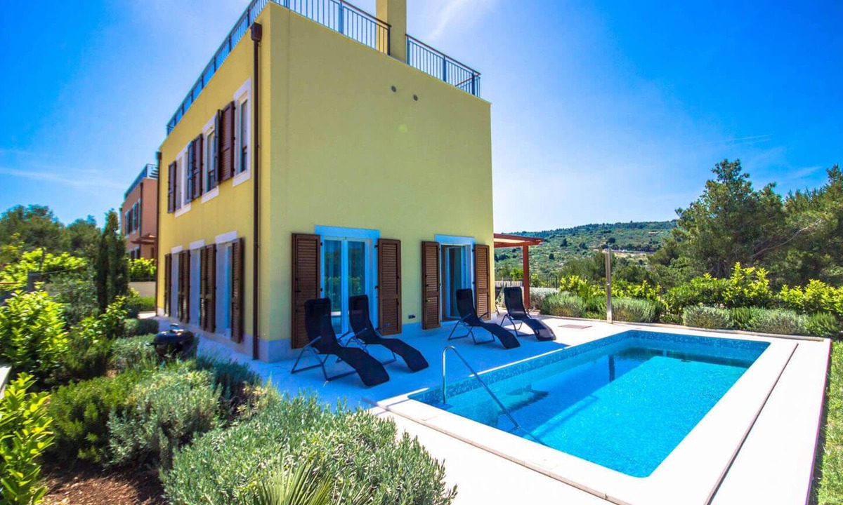 Splitska Villa | Romantic villa — 10 min from the beach!