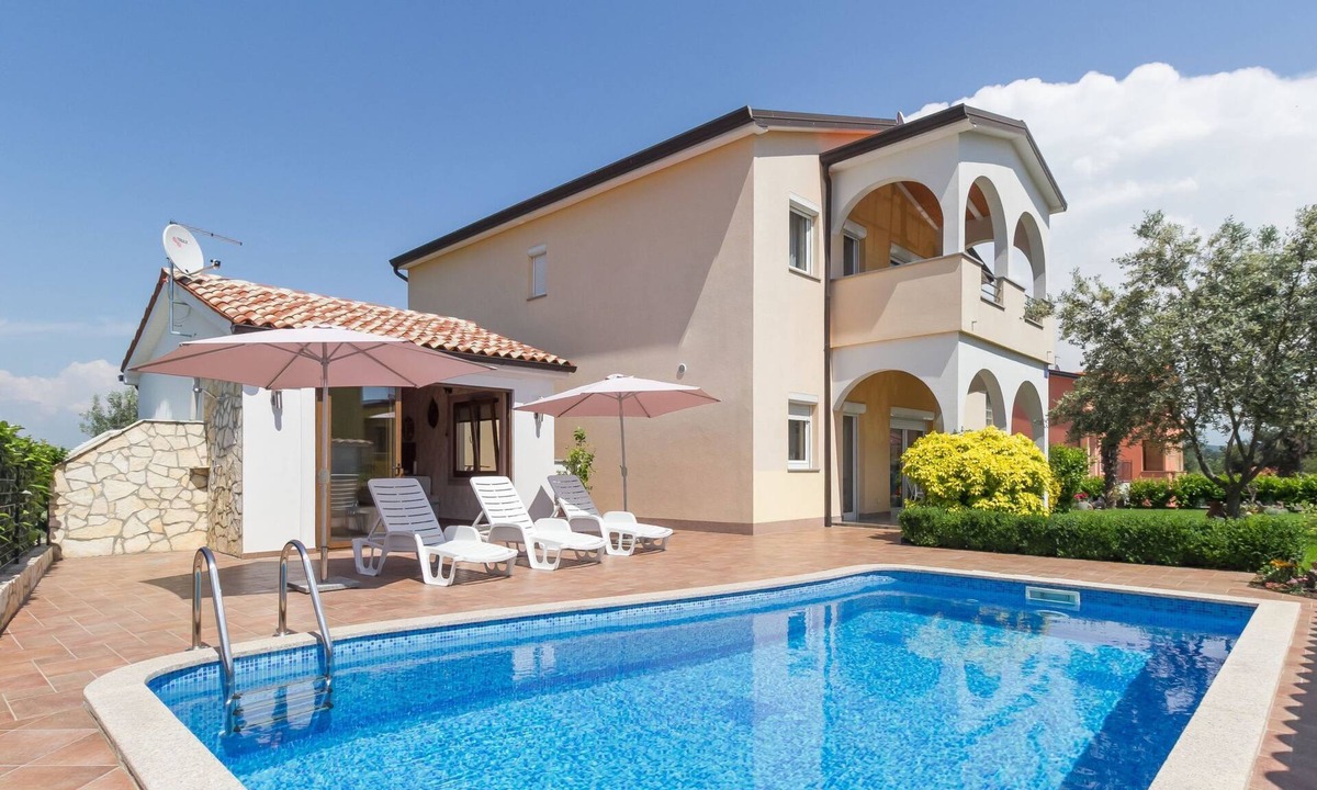 Kastel House | Schönes Ferienhaus mit Swimmingpool by Interhome