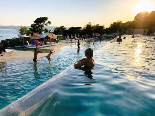 Selce House | SEA HOUSE pool & jacuzzi, bikes, SUP - PRIVILEGE POINT camping & villas