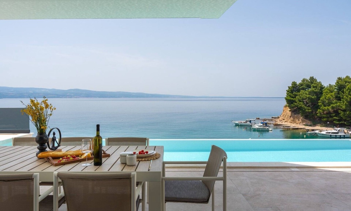 Omis Villa | Seafront Villa Nina with 5 en-suite bedrooms