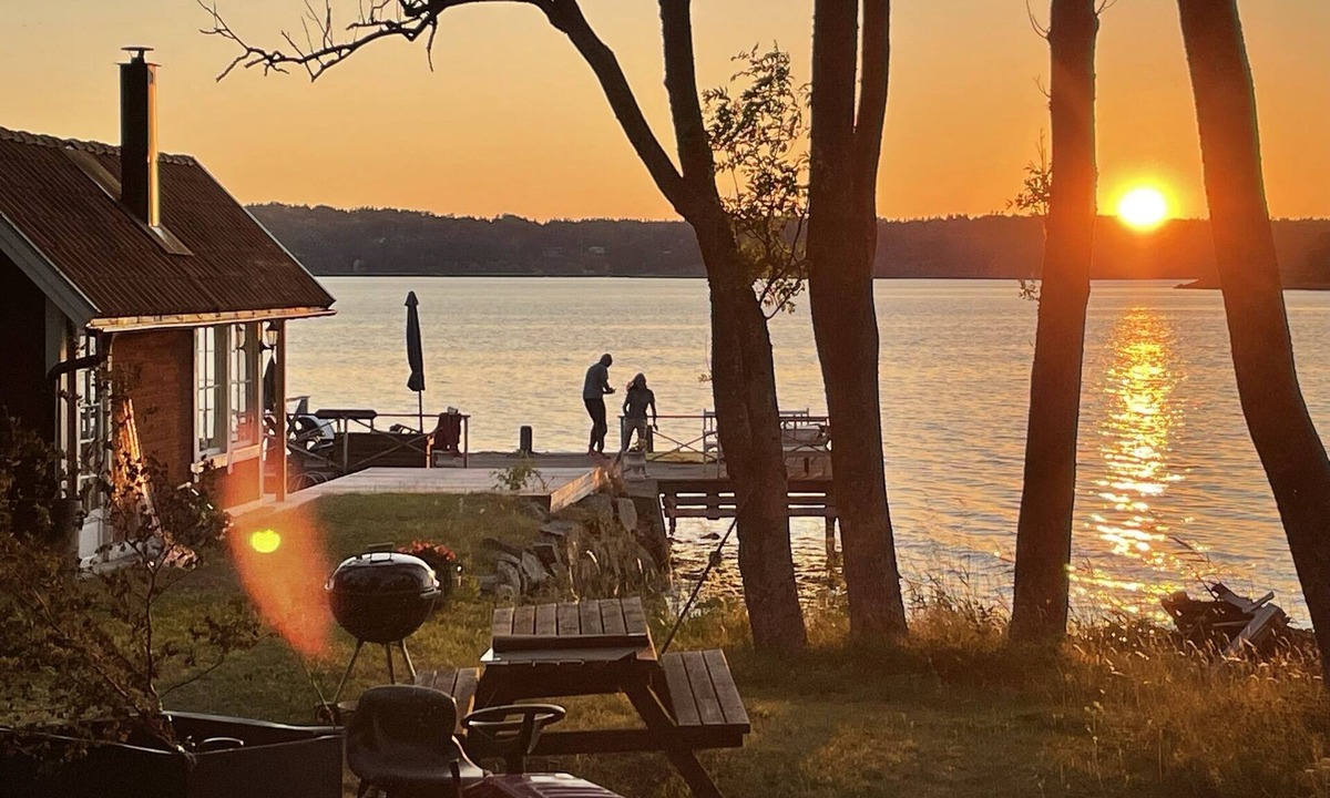 Akersberga Cottage | Seaside century house with beautiful sunset and big jetty with sauna