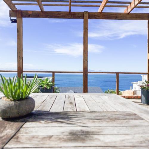 Glencairn Apartment | Seaside Serenity