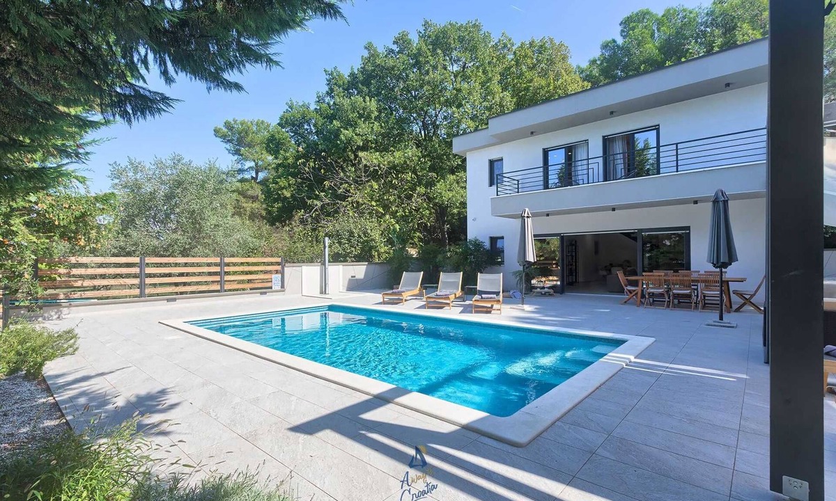 Pomer Villa | Secluded Pine Forest Villa for 8 by the Sea