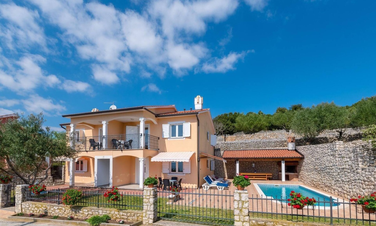 Koromacno House | Situated on a south-facing slope with sea views