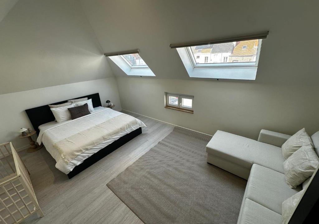 Rabot Apartment | Spacious 5BR Retreat for Families & Groups for 16P with WiFi