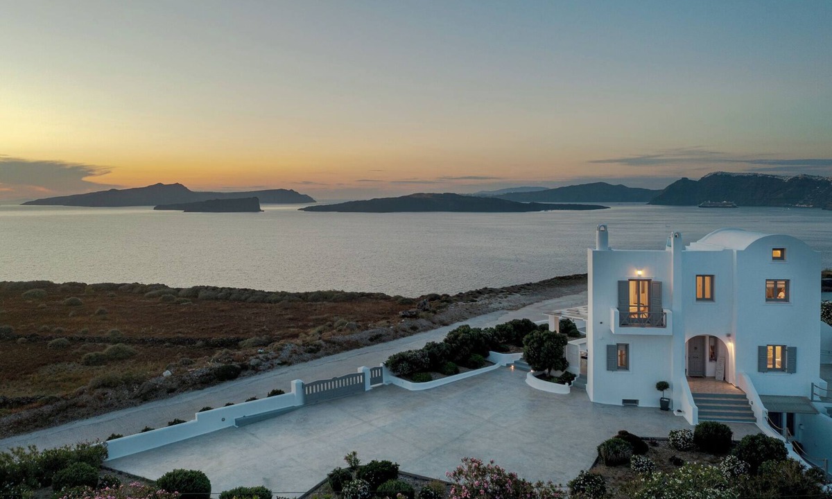 Akrotiri Villa | *Special offer* Stunning family-friendly Hemera Holiday Home villa on Santorini