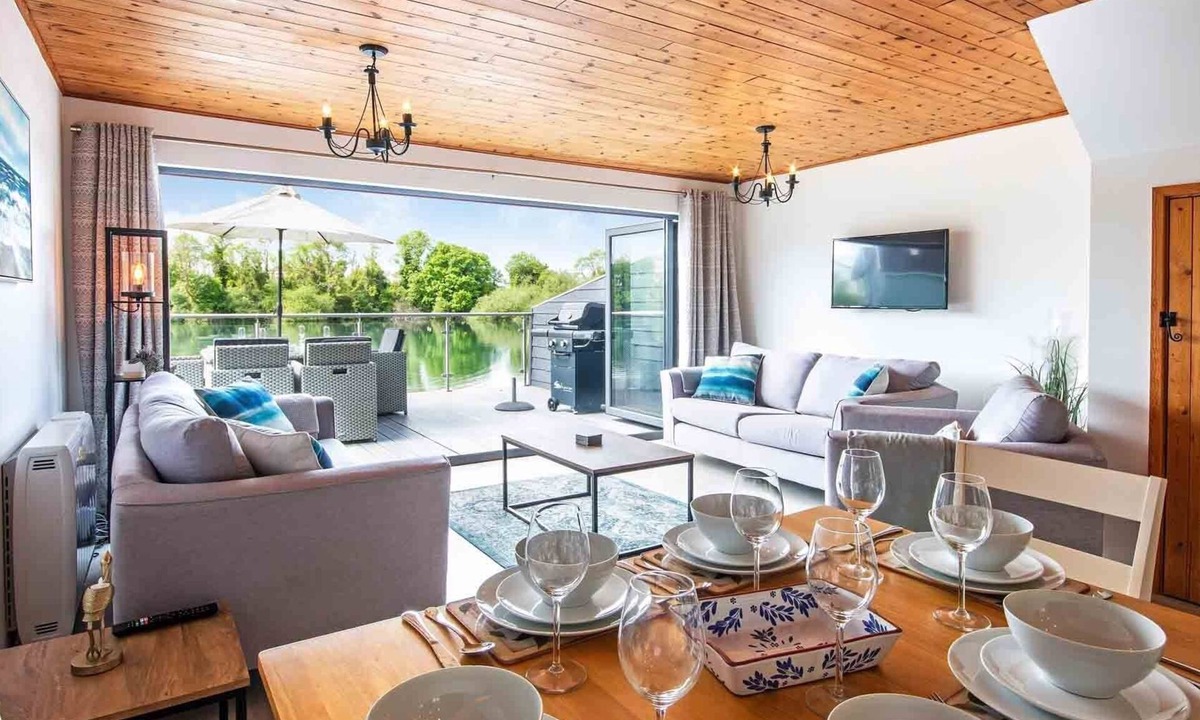South Cerney House | Spring Lake 43, Jesse-Belle (P) - Lakeside Holiday Lodge, Watersports, Sleeps 6