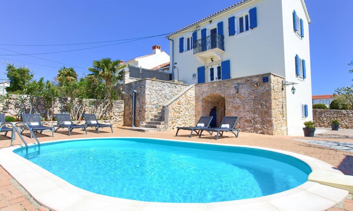 Garica House | Steinvilla Margaret mit Pool und besonderem Flair by Interhome