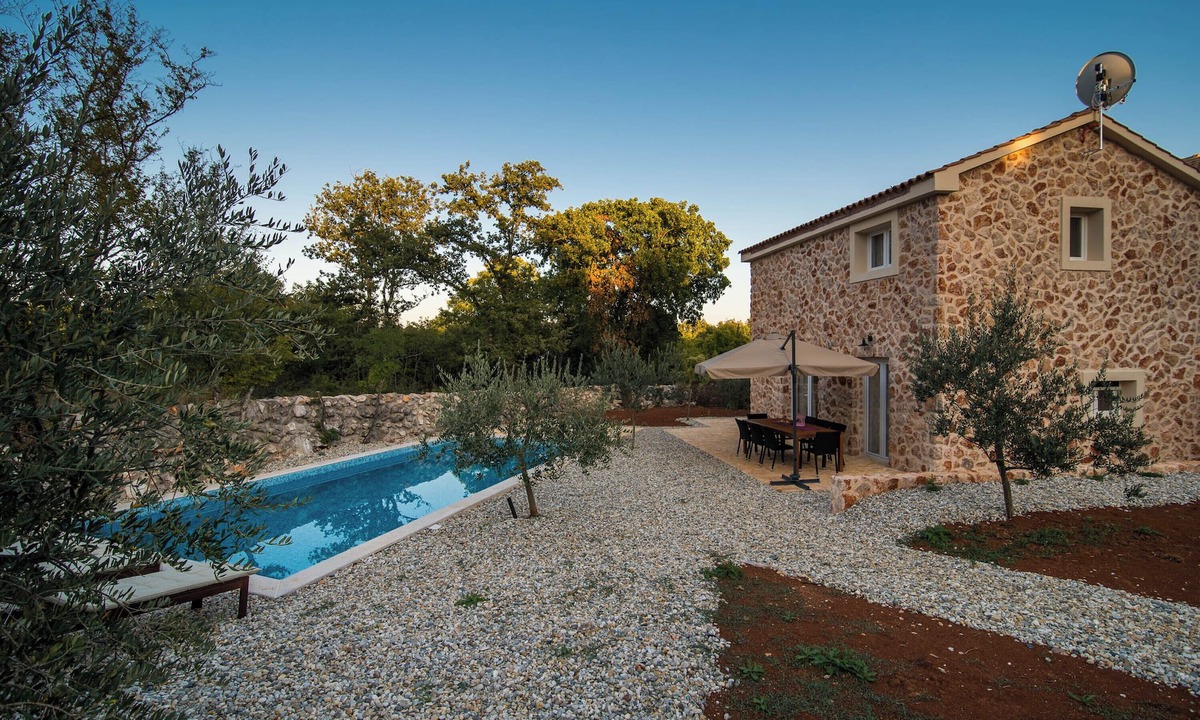 Risika Villa | Steinvilla mit Pool, Umgeben von Olivenbäumen