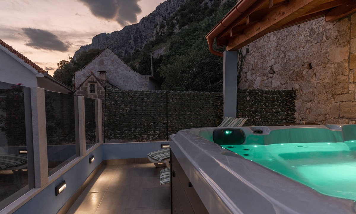 Lokva Rogoznica House | Stone house Dario with Finnish sauna and an outdoor hot tub