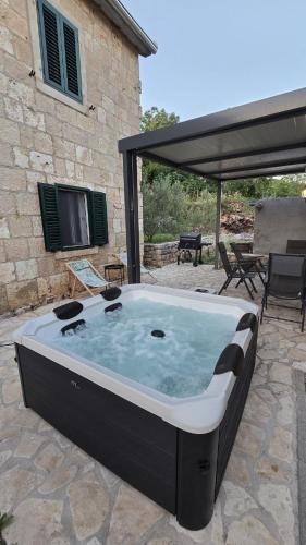 Cista Provo Villa | Stone House with Jacuzzi and Billiard Peaceful Nature Retreat near Makarska Riviera