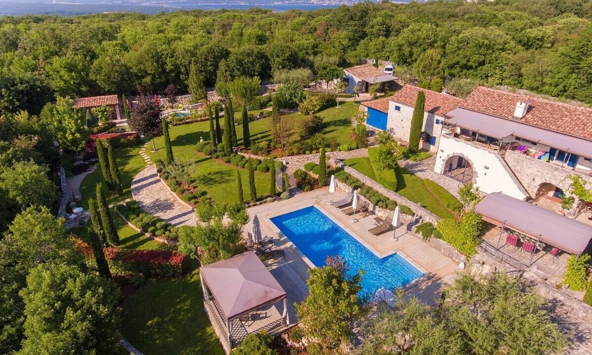 Sveti Ivan Dobrinjski Villa | Stone Villa with pool