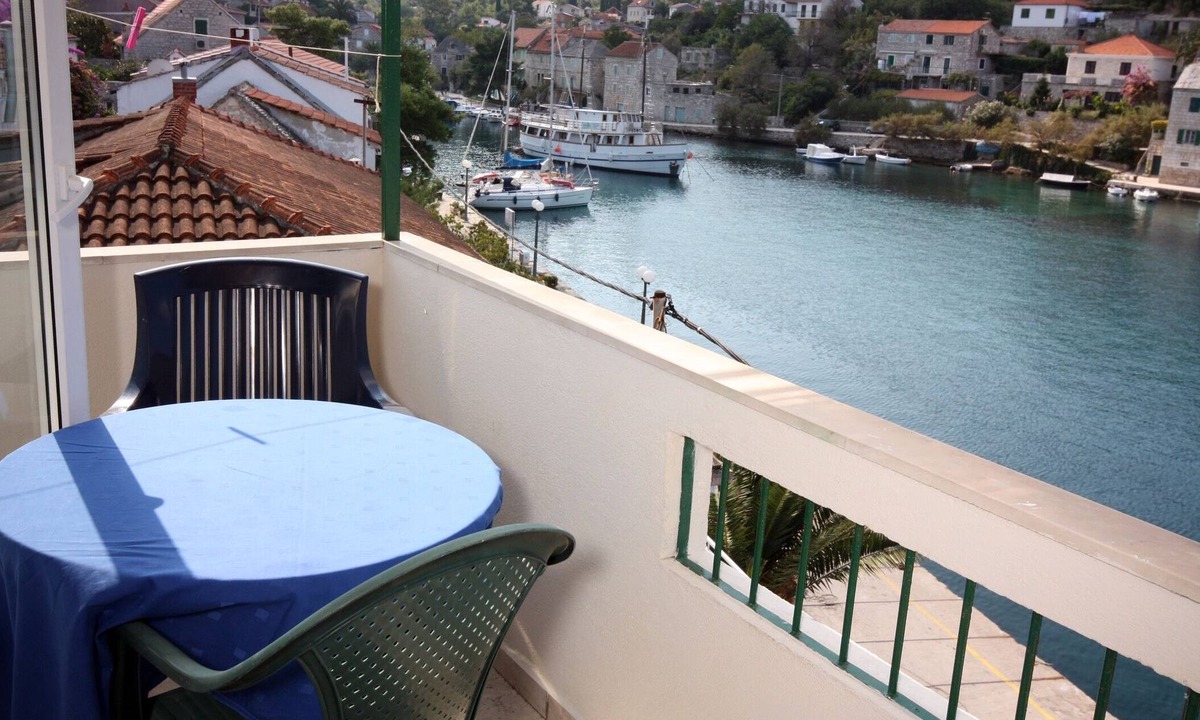 Stomorska Apartment | Studio flat with balcony and sea view Stomorska, Šolta (AS-5239-c)