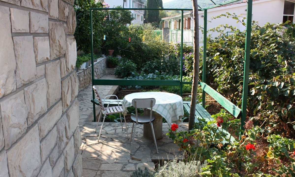 Stomorska Apartment | Studio flat with terrace Stomorska, Šolta (AS-784-a)
