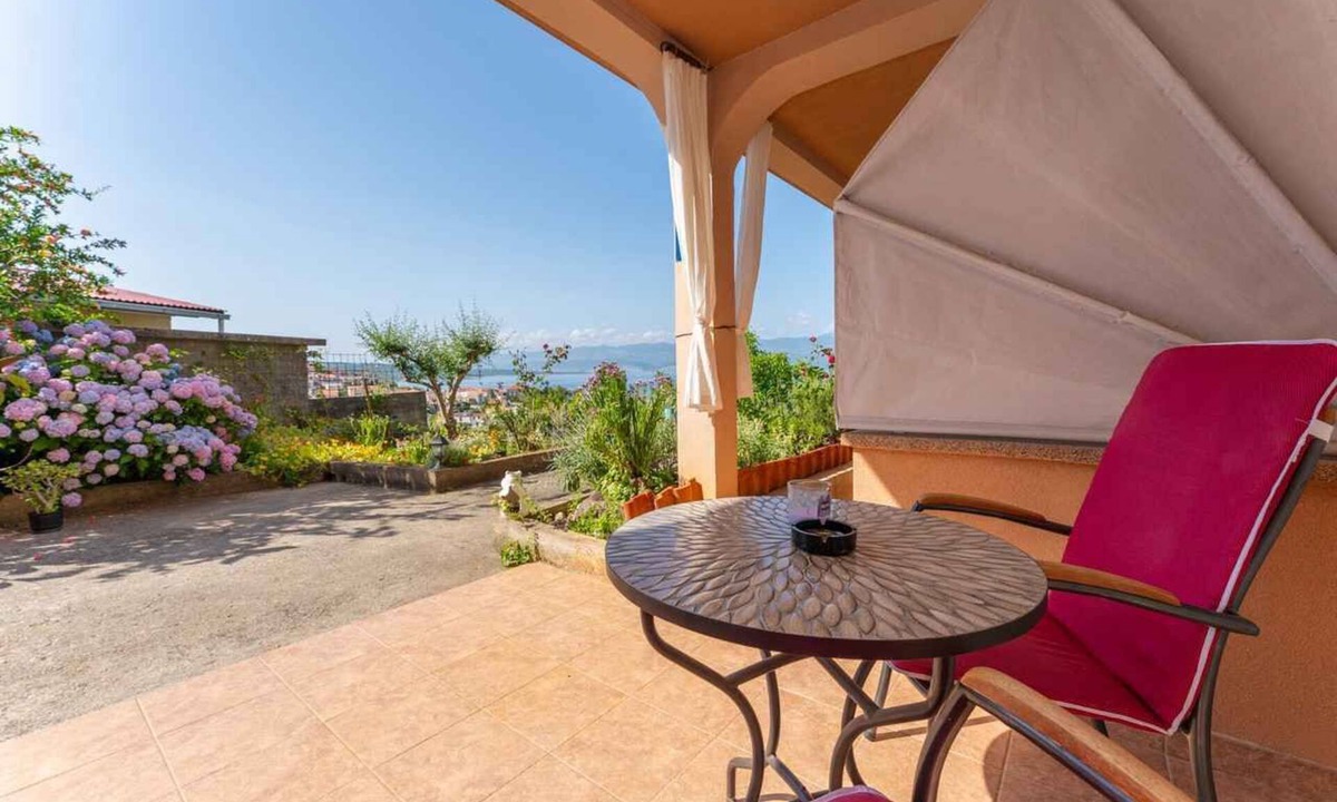 Vrbnik Apartment | Studio with terrace and beautiful sea views
