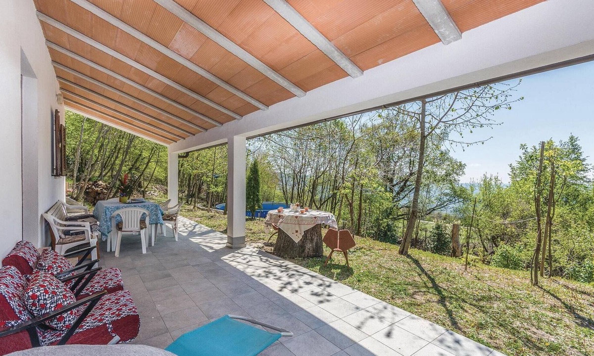 Dolenja Vas House | Stunning home in Dolenja Vas with WiFi