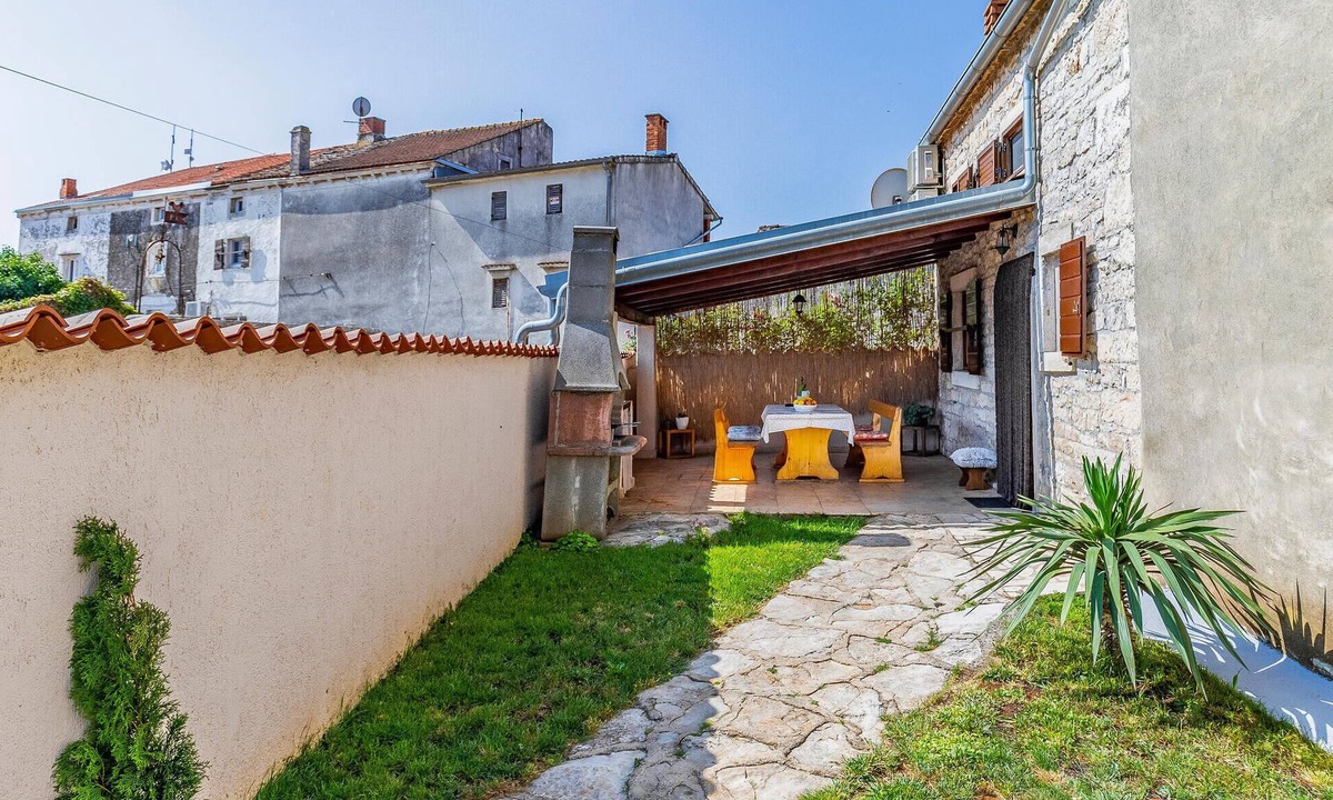 Mali Vareski House | Stunning home in Peruski with WiFi