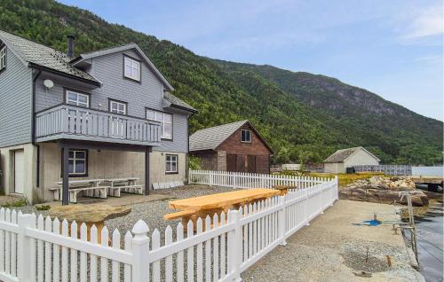 Djønno House | Stunning Home In Vallavik With Wifi