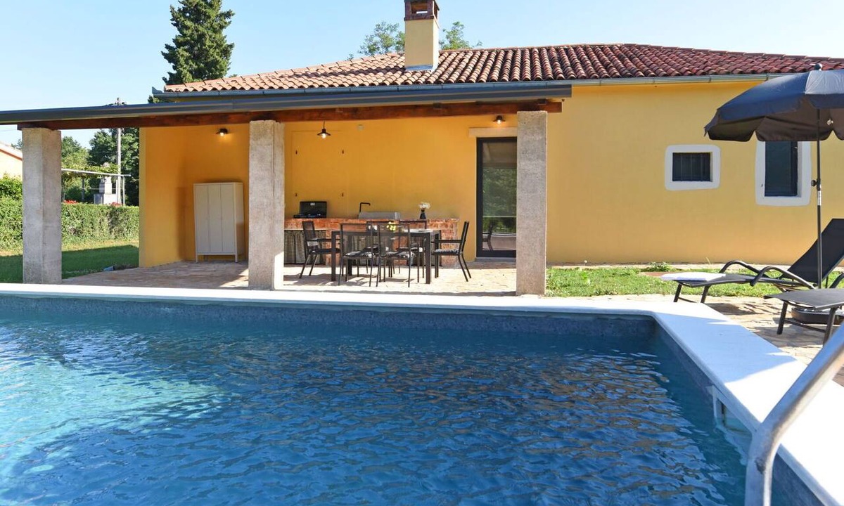 Snasici House | Stunning private villa for 6 guests with private pool, WIFI, A/C, TV, terrace and pets allowed