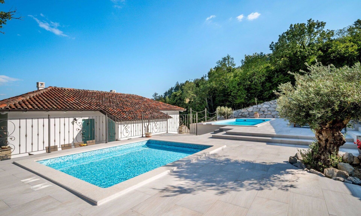 Buzet House | Stunning private villa for 14 guests with WIFI, private pool, A/C, TV and terrace