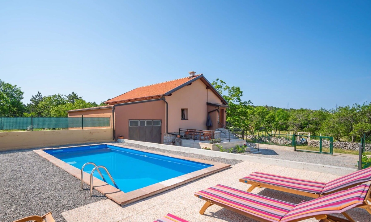 Vratarusa House | Stunning private villa for 5 guests with WIFI, private pool, TV, terrace and parking