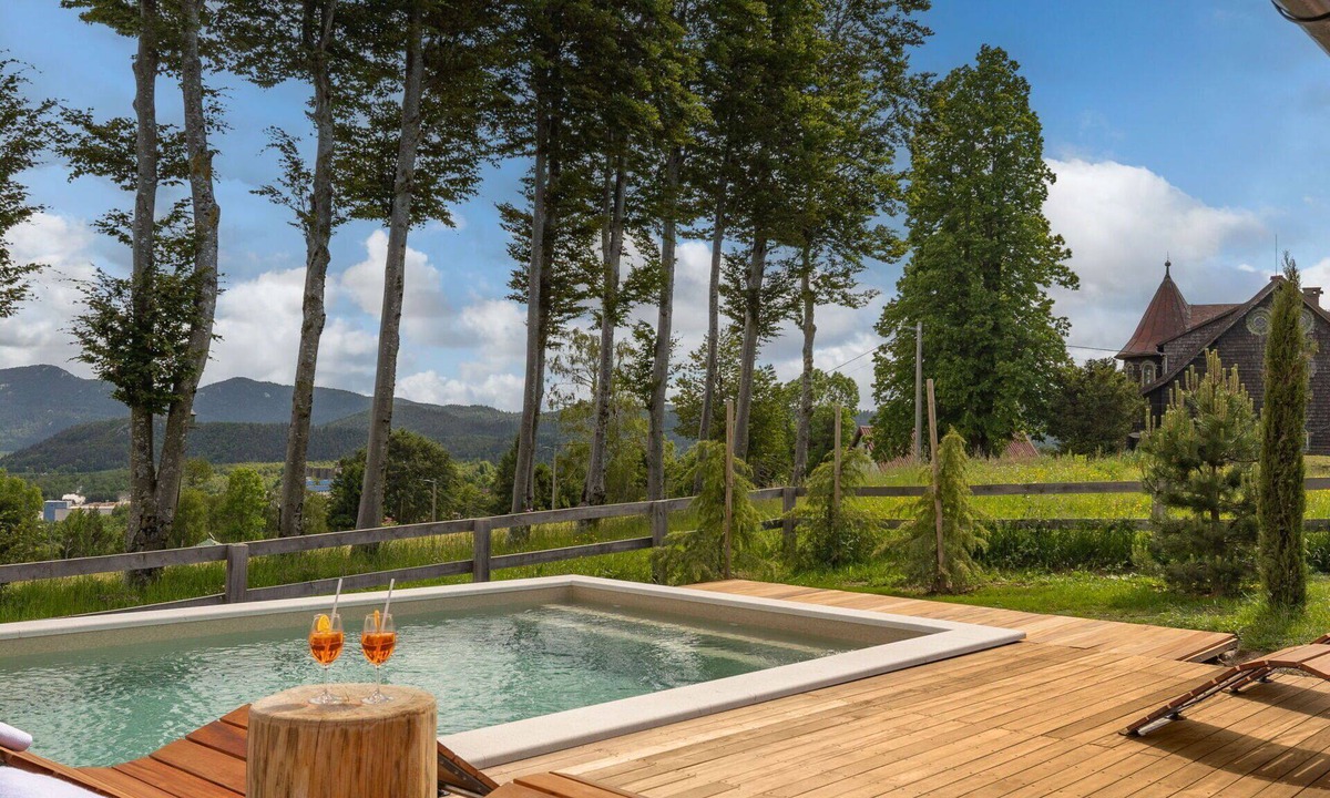 Fuzine Villa | Stunning private villa for 10 guests with hot tub, WIFI, private pool, TV, terrace and pets allo.