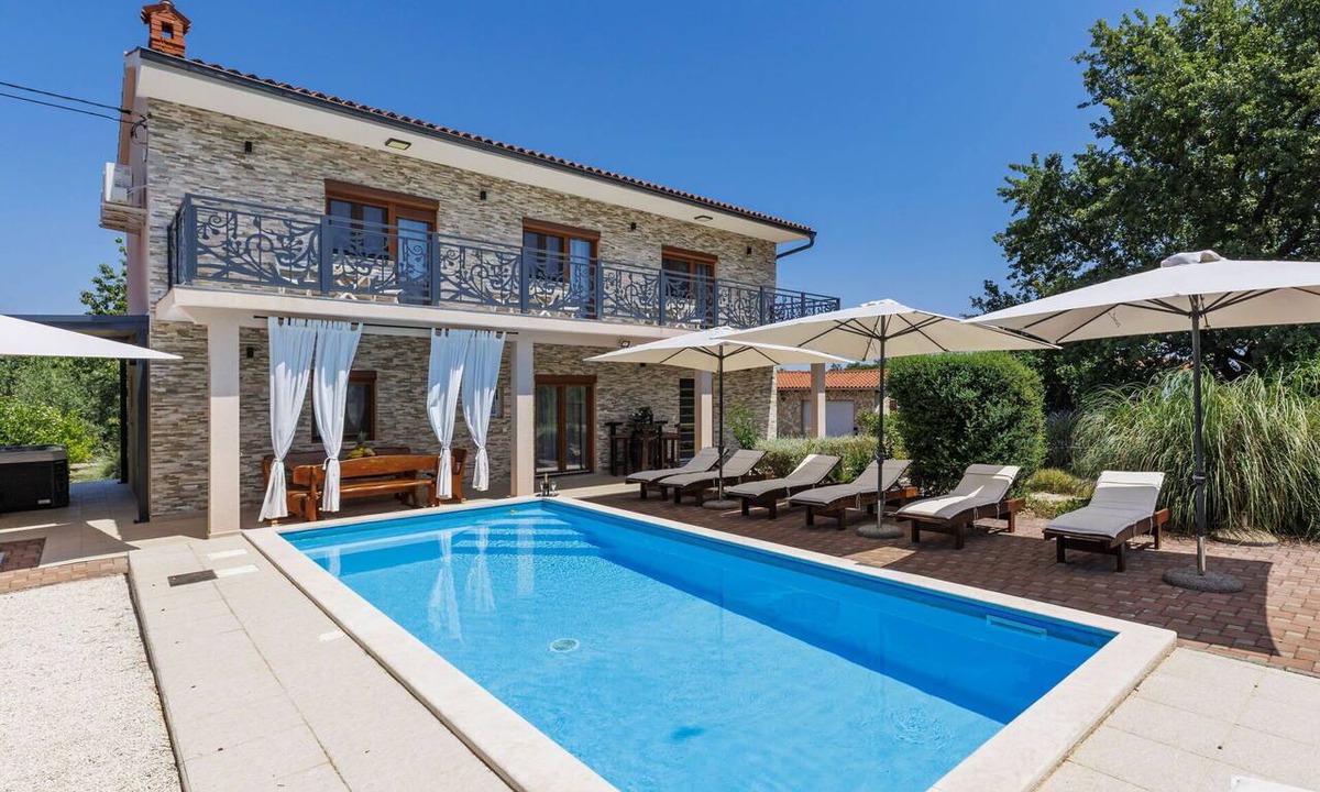 Pinezici House | Stunning private villa with hot tub, WIFI, private pool, A/C, TV, terrace and pets allowed