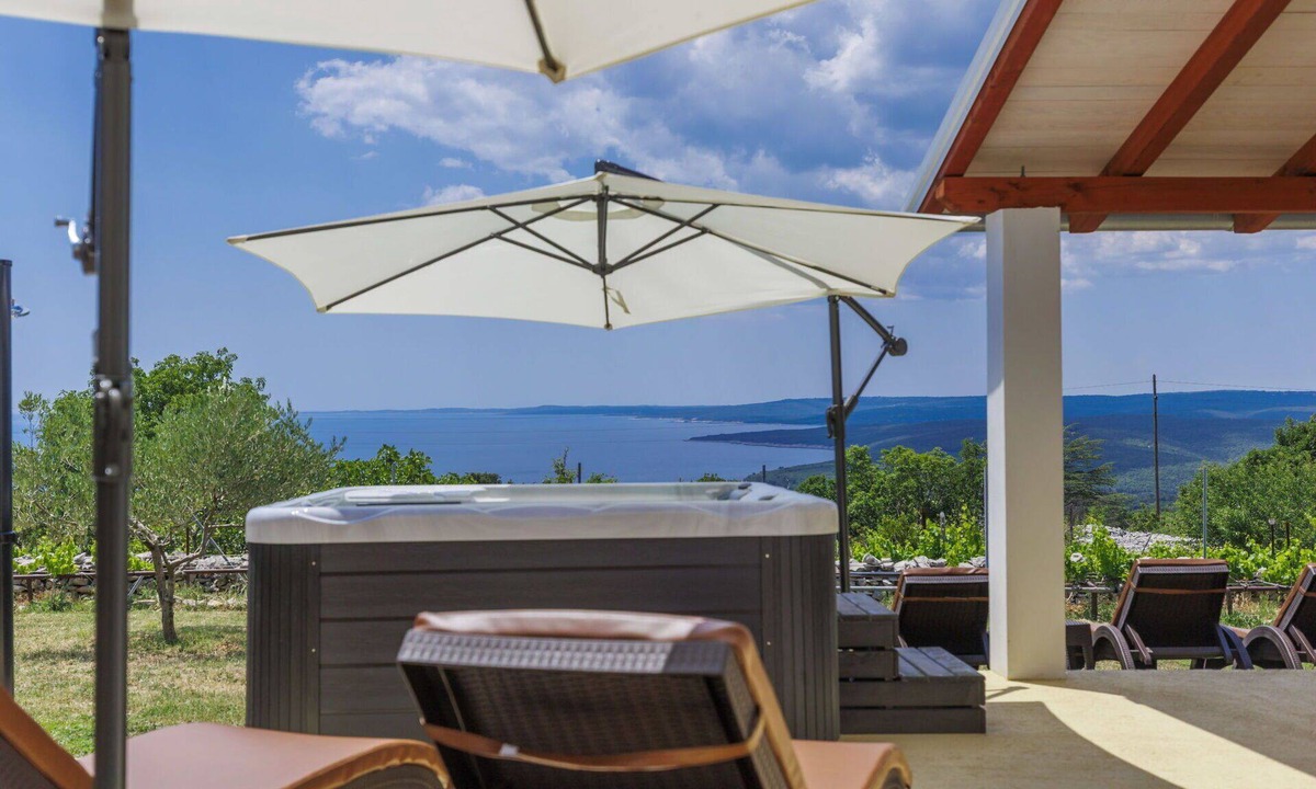 Brovinje House | Stunning villa for 5 guests with hot tub, WIFI, A/C, TV, terrace and pets allowed