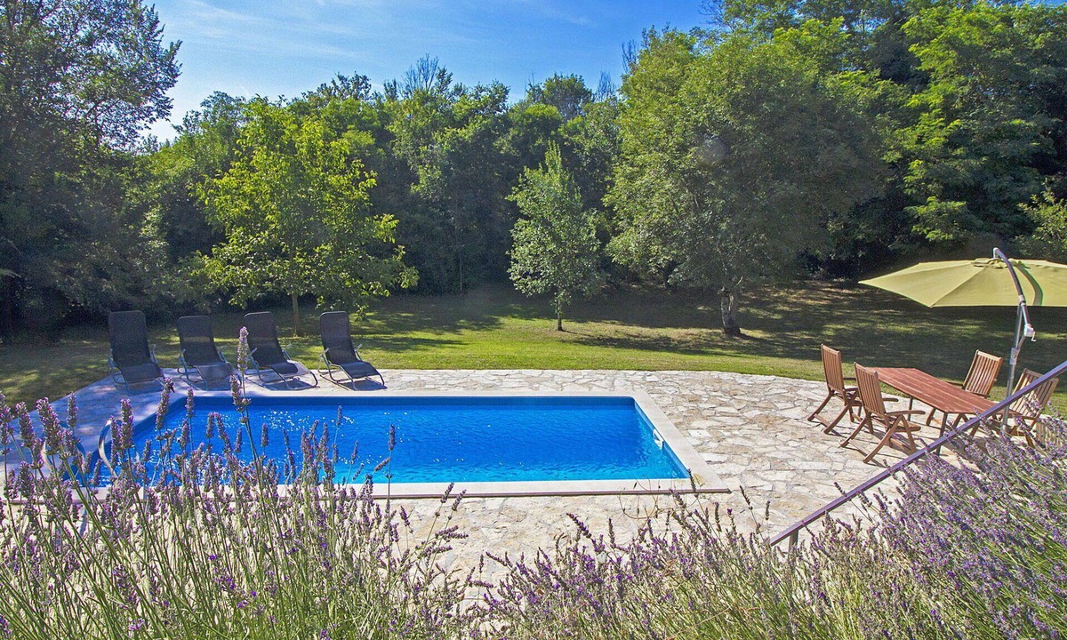 Topid House | Stunning villa for 6 guests with A/C, WIFI, private pool, TV and terrace