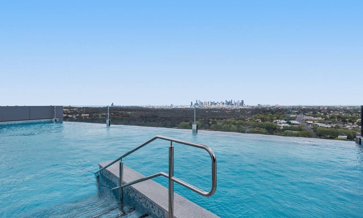 Alphington Apartment | Stylish City-View Apartment with Amenities