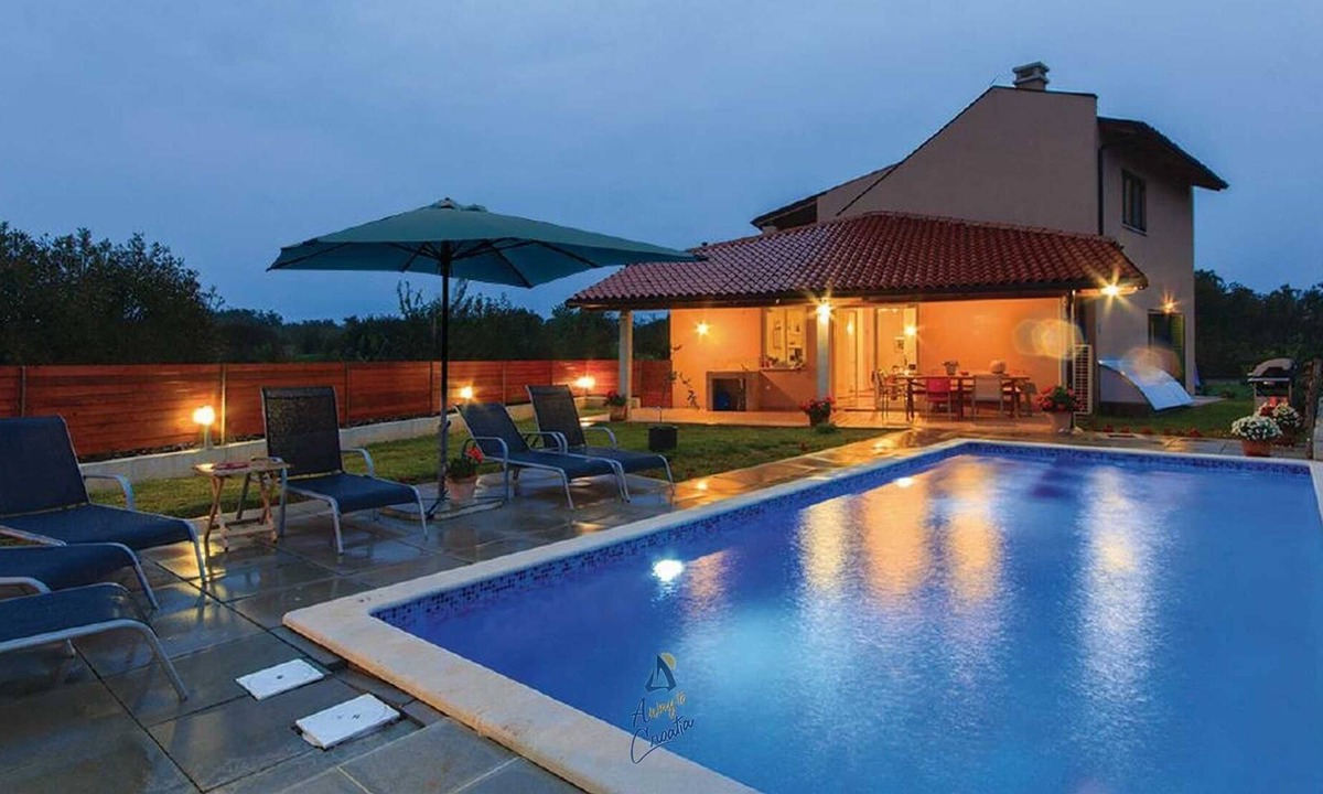 Pinezici Villa | Stylish family villa close to the beach
