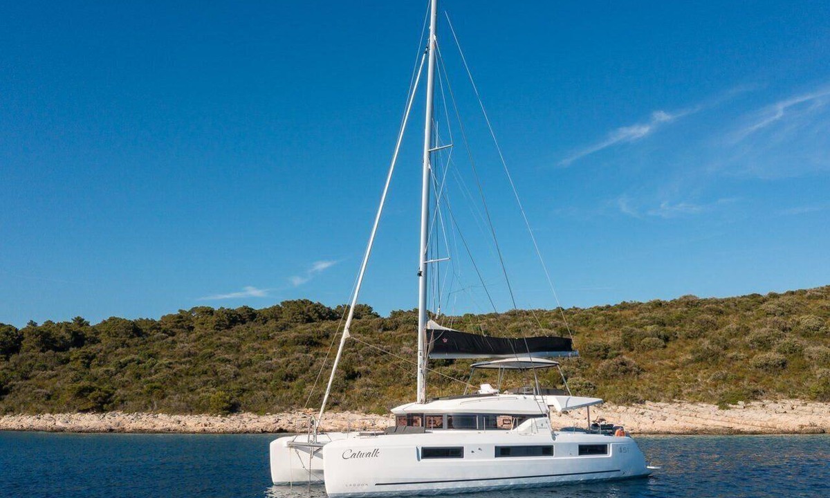 Kastel Gomilica Boat Rental | Sun-Kissed Sailing Adventure in Split, Croatia