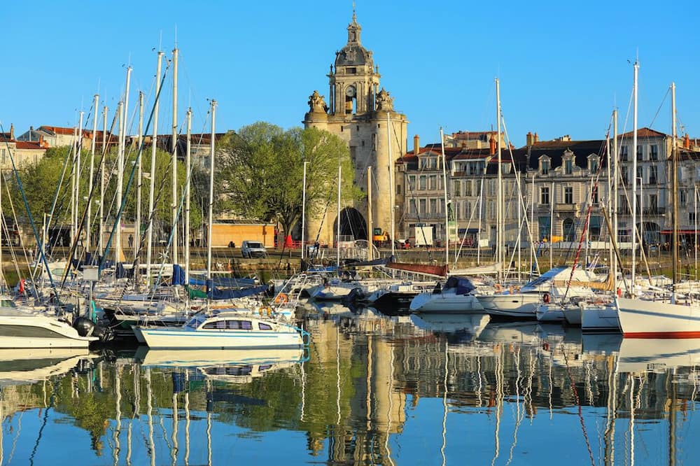 French Atlantic Coast Boat Rental | Sun-Kissed Sailing Adventure in Antiguo Puerto de La Rochelle