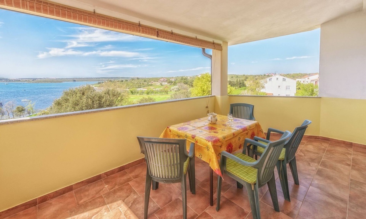 Medulin Apartment | Sun&Sea Apartments A4(4+2) oversees Medulin bay for a relaxing vacation