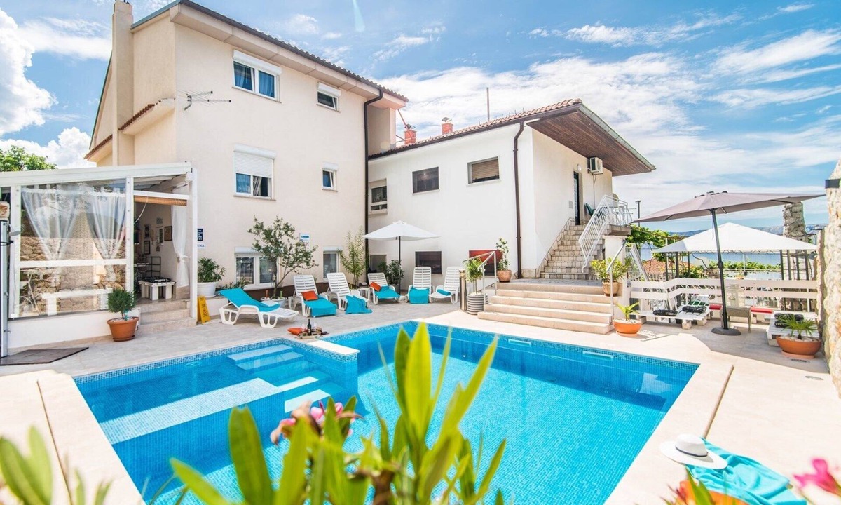 Novi Vinodolski Apartment | Suzy with Common Pool/Apartment Konoba near the Beach