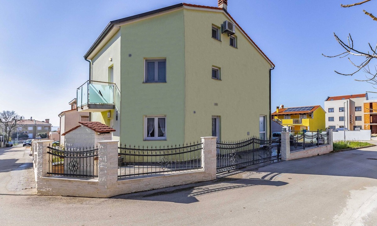Medulin House | The cottage is suitable for up to 10 people.