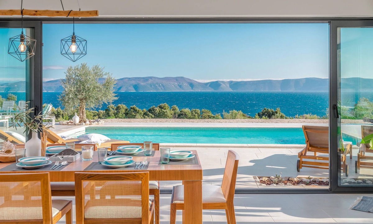 Ravni House | The special character of this vacation home with pool comes from its excellent location, offering be