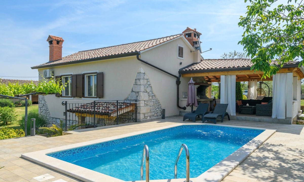 Kunj House | This beautiful vacation house with pool and large garden is located in the small Istrian village Kun