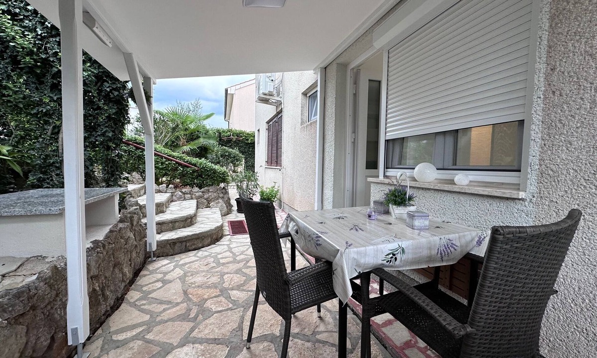 Krk Apartment | Tiny Studio Goldie in Krk, air conditioning, WiFi, close to the center