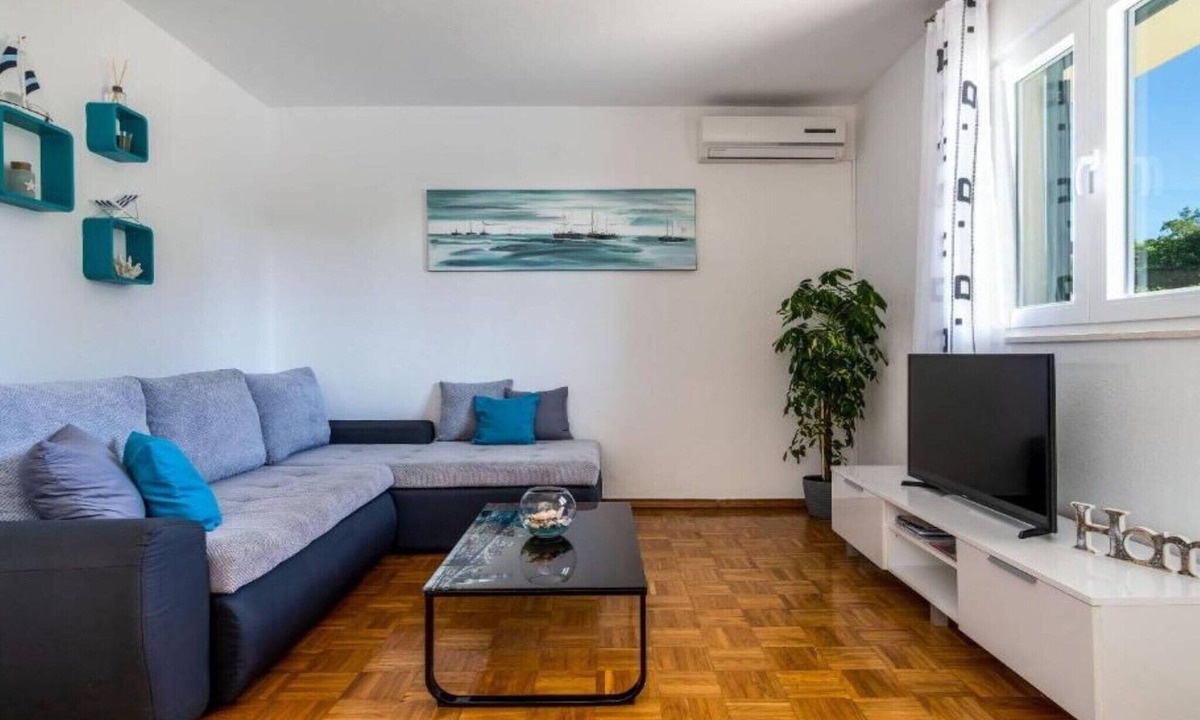 Primorski Dolac House | Tranquil Oasis Holiday Home Primorski Dolac with Pool - Three Bedroom Holiday Home with Pool