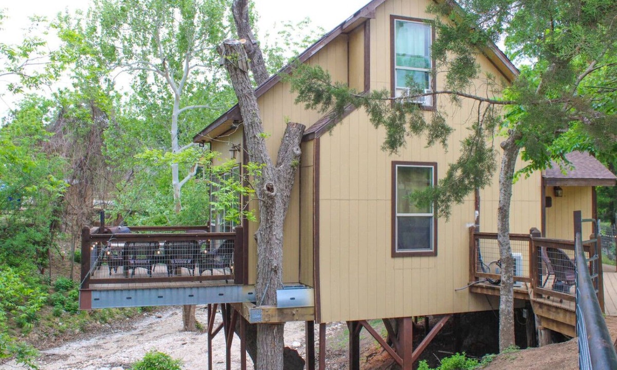 New Braunfels Cabin | Treehouse 2 - Cardinal Casita