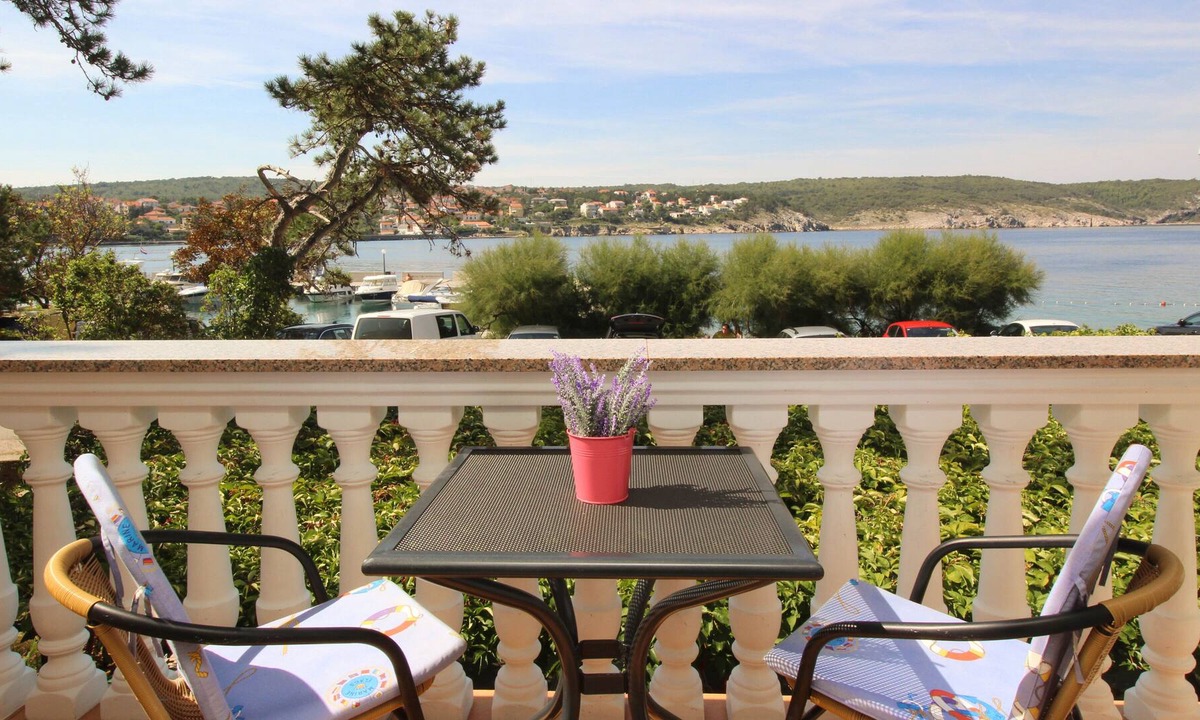 Silo Apartment | Two-bedroom Apartment Delić S. Nr 3 with Balcony and Sea View