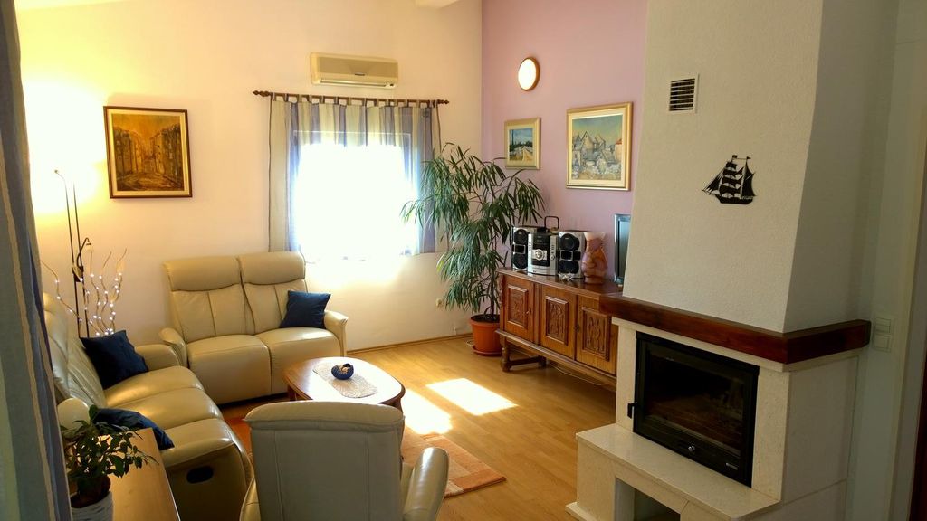 Gornje Selo Apartment | Two bedroom apartment with air-conditioning Gornje selo (Šolta) (A-14862-a)